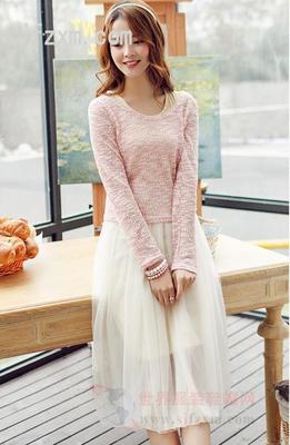 針織衫搭配長裙 春季最時(shí)尚的造型